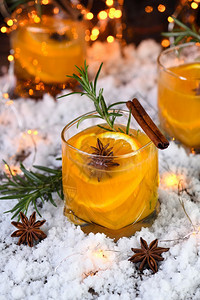 内格罗尼鸡尾酒Bourbon与肉桂加橙汁和恒星Aisese完美的舒适鸡尾酒为12月寒冷的夜晚生喜庆葡萄酒图片