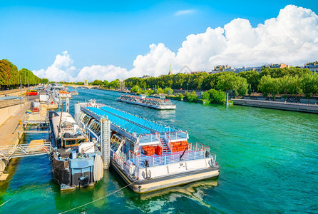 巴黎Seine河的旅游船日落阳光明欧洲浪漫的图片