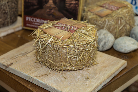 吃熟食带奶酪的起司Hay盖在木制餐桌起司上带海罩在木制餐桌上自然图片