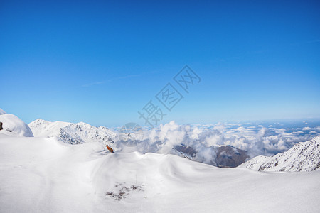 峡谷空气高山和云层之上的美丽景色吉尔斯坦雾蒙的阿拉尔查公园的壮丽景色蓝图片