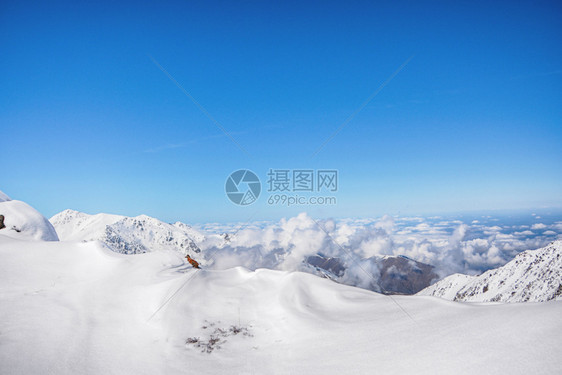 峡谷空气高山和云层之上的美丽景色吉尔斯坦雾蒙的阿拉尔查公园的壮丽景色蓝图片