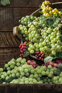 季节叶子可口Wodden篮子中一组有色葡萄图片