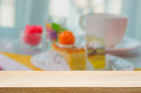 杯子纸蛋糕切成桌子上的碎片可以用于显示或补装产品在表格中可使用口图片