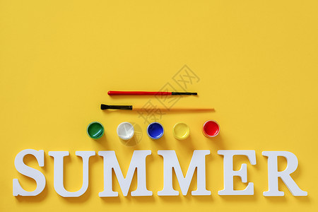 文本夏天从白色字母刷子和水粉在黄色背景与复制空间创意概念夏天颜色油漆顶视图平躺模板设计明信片邀请文本夏天从白色字母刷子和水粉在黄图片