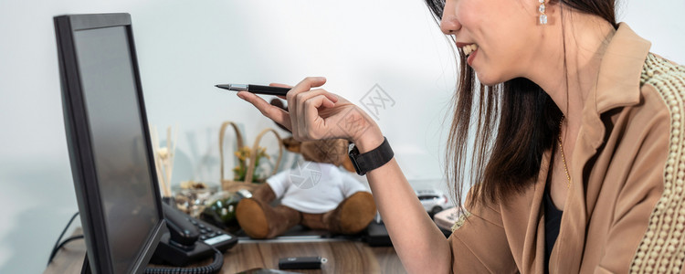 正式诉讼的亚洲商业女人使用笔并将指向办公室计算机屏幕商业和项目计划用于客户服务概念的横幅和封面场景Banner键盘会议为了图片