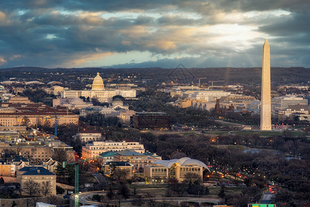 天际线晚上华盛顿市的顶端景象可以看到美国会华盛顿纪念碑林肯馆和ThomasJeurson纪念馆旅行的历史和文化概念日落图片