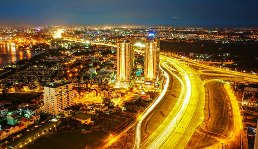 景观丰富多彩的越南胡志明市令人惊异的夜景从高处看黄电灯路条新城市风景和夜间彩色闪亮的城市概述图片