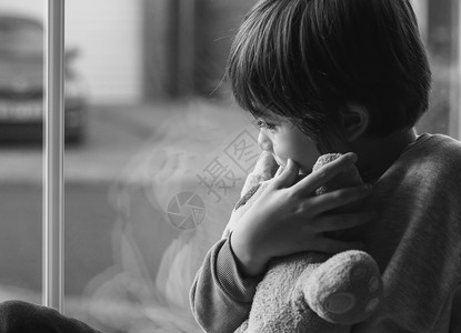 痛孩子们学步的儿童悲伤小男孩坐在窗边的情感肖像孩子的悲哀脸不快乐儿童向下看的Dramatic照片寂寞男孩与泰迪熊坐在一起的孤独男图片