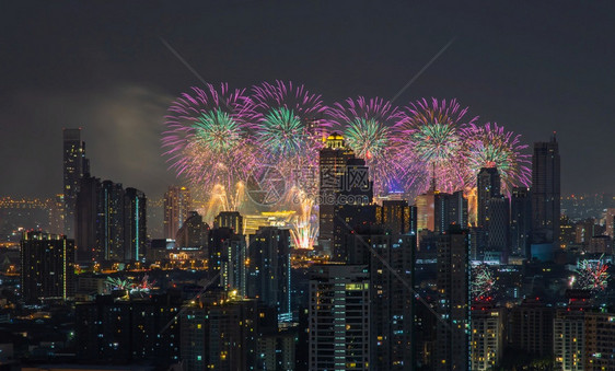 庆祝假期新年节烟花泰国曼谷市火花在圣诞节新年上天亮空放文字间校对PortnoyFireworkshorks金的图片