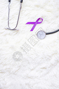 支持老年痴呆症颜色提高觉悟月持有紫丝带和听诊器的妇女保健以及世界癌症日概念PancreaticCampon世界阿尔茨海默氏病癫痫图片