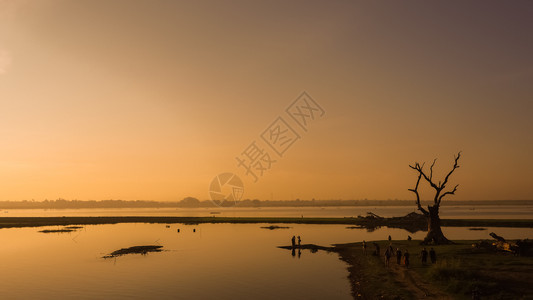 缅甸阿马拉普曼德勒河边缅甸的UBein桥日出清晨阳光照耀着美丽的阳光树木繁茂蒲甘贝因图片