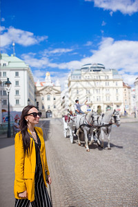 旅游女客享受她在维也纳的欧洲度假并看一旅行女游客中美丽的马匹旅游女客也享受她在维纳的欧洲度假缰绳霍夫堡文化图片