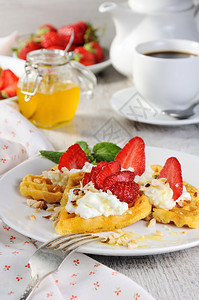 用鲜奶油草莓花生和蜂蜜味的比利时华夫饼来煮早餐会更好吃的东西可口蜜糖香脆的大杂烩图片