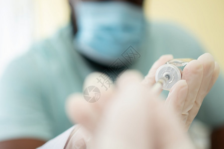 护士手拿注射器疫苗图片