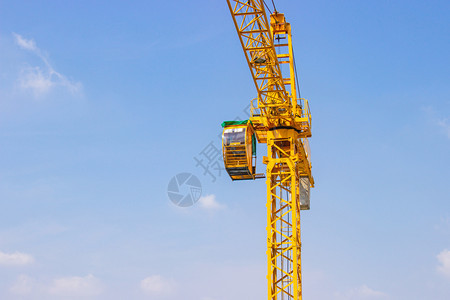黄鹤用于在蓝色天空和白云下建造大型工业具高楼用作大工业的具黄色起重机用于建造高楼城市的筑学现代图片