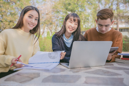 快乐的大学图书馆也帮助分享工作与项目的想法并在园艺考试前审阅该书校对Portnoyun图片