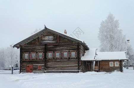 传统的季节树俄罗斯普里摩尔克州Archanglesk附近的北部露天博物馆MalyeKorelyMalye图片