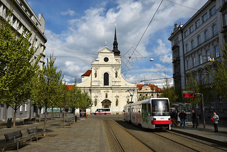 优质的卷心菜历史2017年4月6日捷克布尔诺市欧洲圣托马斯教堂中枢和公共交通电车图片