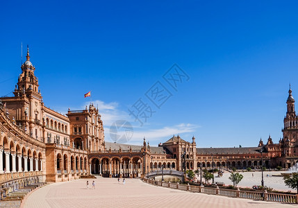 游客在西班牙塞维利亚广场的半圆形建筑周围观光旅行者摩尔人假期图片