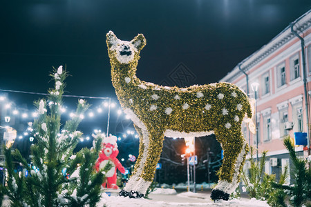 摩天轮旅行Golderdeer雕像作为基辅街的圣诞节装饰品速连科图片