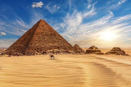 埃及人日落和附近骆驼吉扎的门卡林金字石纪念碑传统的图片
