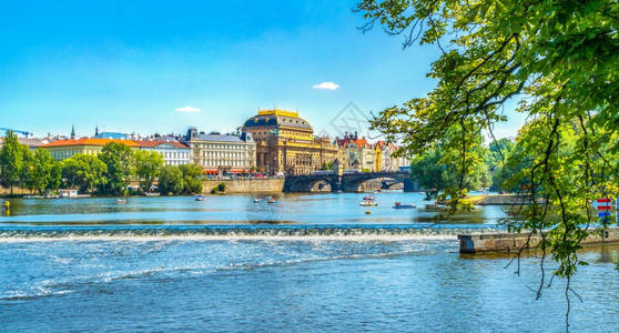 美丽的健壮城市景观布拉格剧院和Vltava河边的Legi桥布拉格剧院图片