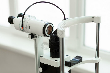 视觉的眼科散光测试用于视力检查的现代塑料黑白设备放置在明亮的柜子中用于视力检查的现代塑料黑白设备专业的图片