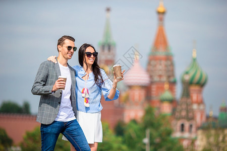 克里姆林宫幸福建筑学莫斯科城市背景中一对快乐的浪漫情侣户外生活的肖像圣巴西尔教堂家庭与爱情侣在城市背景中走圣巴西尔斯教堂图片