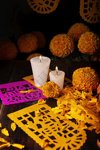 文化直立与Cempasuchil橙色花朵或MarigoldTagetes勃立式和PapelPicado装饰的蜡烛传统上用于庆祝墨图片