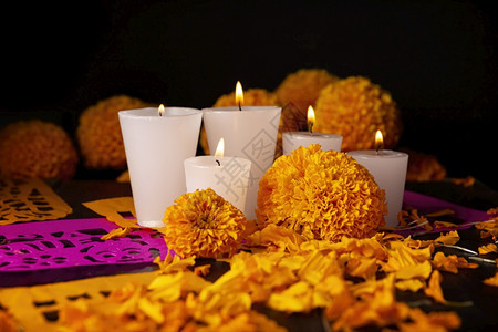 墨西哥人全部花的与Cempasuchil橙色花朵或MarigoldTagetes勃立式和PapelPicado装饰的蜡烛传统上用图片