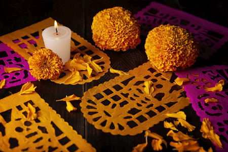 贡植物群与Cempasucheil橙色花朵或MarigoldTagetes勃立式和PapelPicado装饰通常用于墨西哥纪念死图片