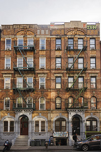堵塞为了纽约November2016年月纽约市棕石建房区位于96和8圣MarkrrsquosPlace用于LedZeppieri图片