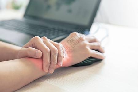 身体妇女手腕臂疼痛长时间使用老鼠工作办公室综合症妇女手腕臂疼痛长期使用鼠工作办公室综合症保健和医药概念采用关节炎图片