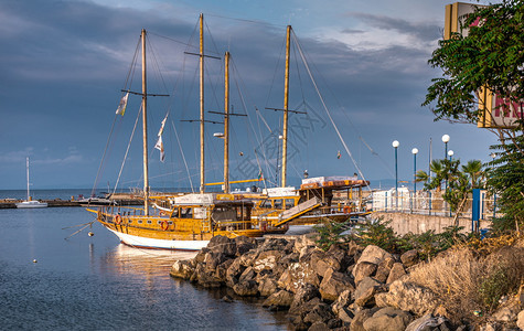 保加利亚内塞巴尔07129夏日早晨保加利亚内塞巴尔老城码头的游船保加利亚内塞巴尔的游船博物馆酒店长廊图片