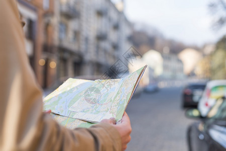 商人解析度特写男旅行者手持站立城市街道高分辨率照片关闭男旅行者手持站立城市街道高品质照片小工具图片