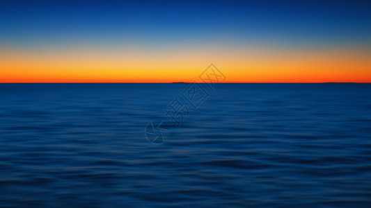 夏天在海落日后地平线上空的深蓝天中黄色发光抽象运动模糊了海景背复制空间俄罗斯OnegaColorLake20光滑的清除图片