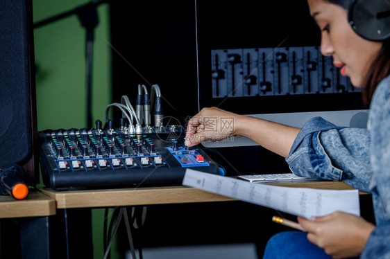 乐器混合渠道拍摄一首歌控制台设备前的一首歌在专业演播室进行录音制Imnotanactuble图片