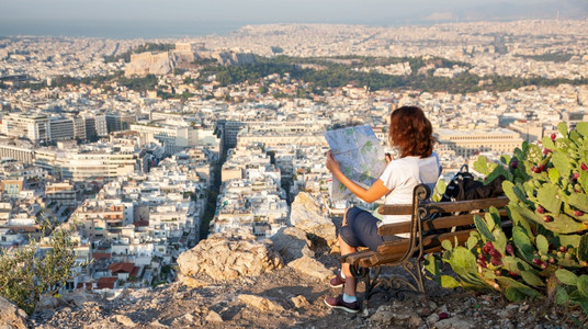 地中海LycabettusHill上有一张的女士LycabettusHill是城市最高点与Achopolis世界旅行者一起俯视雅背景图片