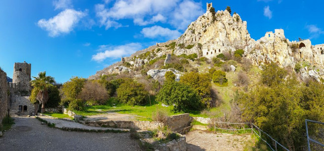 据点Kyrenia山脉塞浦路斯20年1月日位于Kyrenia附近塞浦路斯凯里尼亚山脉上的圣希拉里昂城堡翁帕利卡斯图片