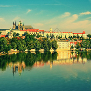 捷克语城堡地标首都布拉格旧城码头建筑和Vltava河上CharlesBridge的景色日落风图片