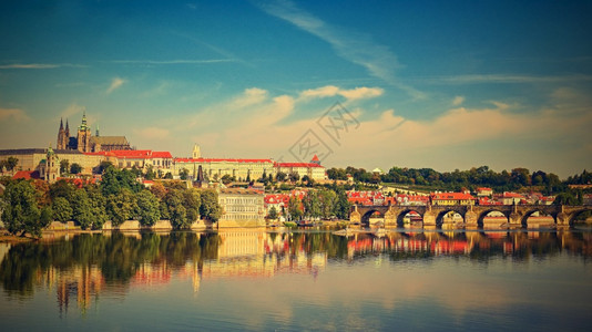 普拉哈捷克首都布拉格旧城码头建筑和Vltava河上CharlesBridge的景色日落风城市观捷克语图片