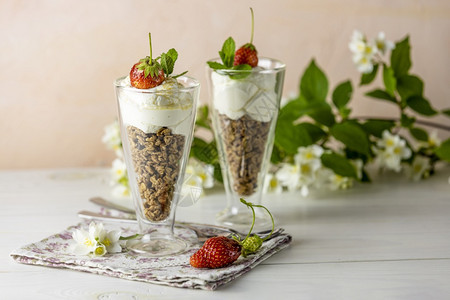 自然两杯健康早餐用薄荷和生草莓在白木本底装饰的面粉和葡萄酸奶加两杯健康的早餐快速地乳制品图片