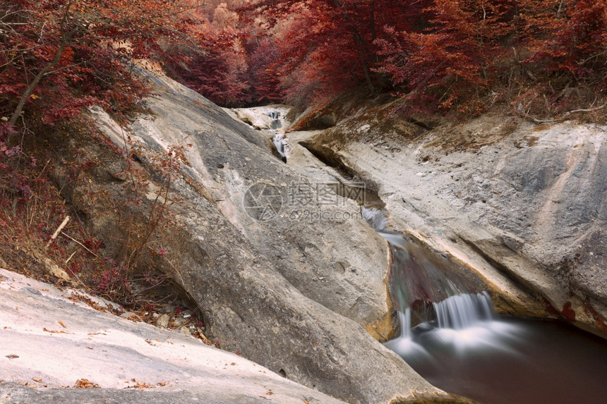 阿普塞尼山脉的加瓦内瀑布秋天风景环境橙特拉斯科图片