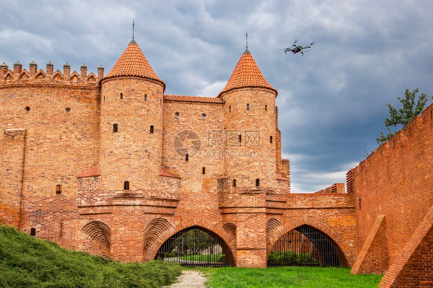 在华沙波兰街道城堡教堂的Vistula河和WZ桥乘客著名的图片