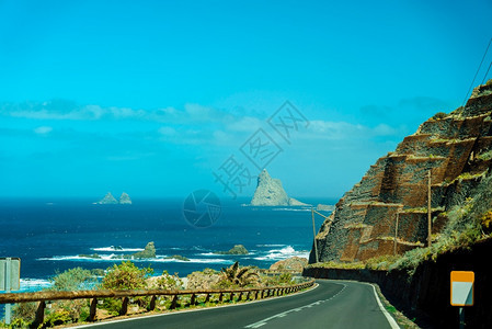 踪迹夏天海洋西班牙特内里费岛沿海岸山脉中通往著名贝尼霍海滩路的道西班牙特内里费岛沿海岸山脉中通往著名贝尼霍海滩路的风景图片