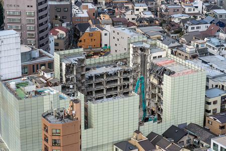 荒地城市的东京风景中被摧毁的建筑从市民双行道杰潘新宿建城景在下面图片