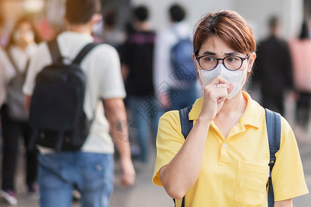 或者身戴保护面罩的亚洲年轻妇女在公共火车站感染和大流行病概念下戴着防护面具止冠状或科罗纳疾Covid19年轻的旅行图片