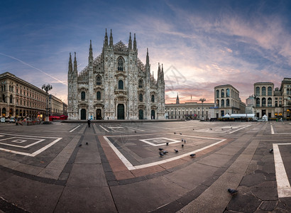 古老的标志2015年月日米兰大教堂和意利米兰的杜奥莫广场是世界第二大天主教堂意大利米兰伊塔利2015年月日城市的图片