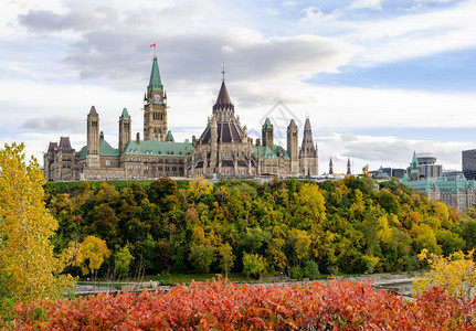 加拿大渥太华议会厦和图书馆的全秋景观加拿大渥太华高的河图片