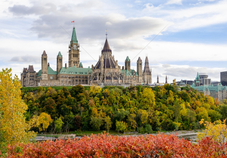 加拿大渥太华议会厦和图书馆的全秋景观加拿大渥太华高的河图片